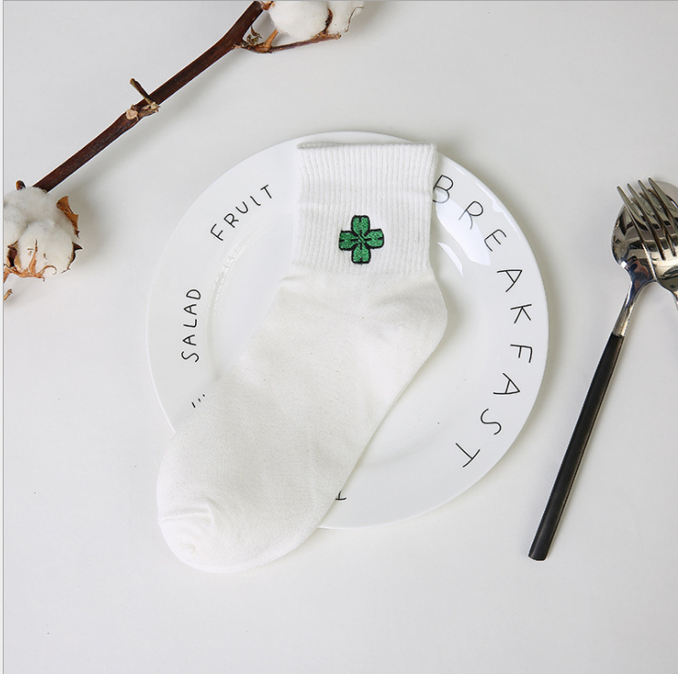 Pop Icon sock in white with 4 leaves logo front picture